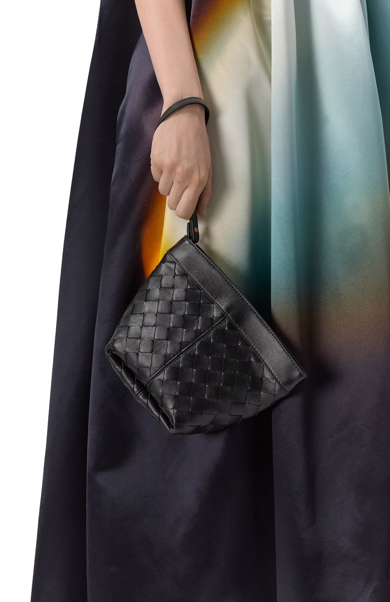 Женский клатч flip flap mini BOTTEGA VENETA черного цвета, арт. 805577/V3IV1 | Фото 2 (Материал: Натуральная кожа; Размер: mini; Женское Кросс-КТ: Клатч-клатчи; Автоматизация ТО: Проставлено; Автоматизация состава: Проставлено)