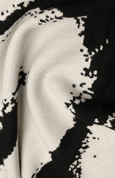 Шерстяной шарф ALEXANDER MCQUEEN черно-белого цвета по цене 67900 руб., арт. 679491 4200Q, фото 4 Шерстяной шарф ALEXANDER MCQUEEN, арт. 679491 4200Q, фото 4