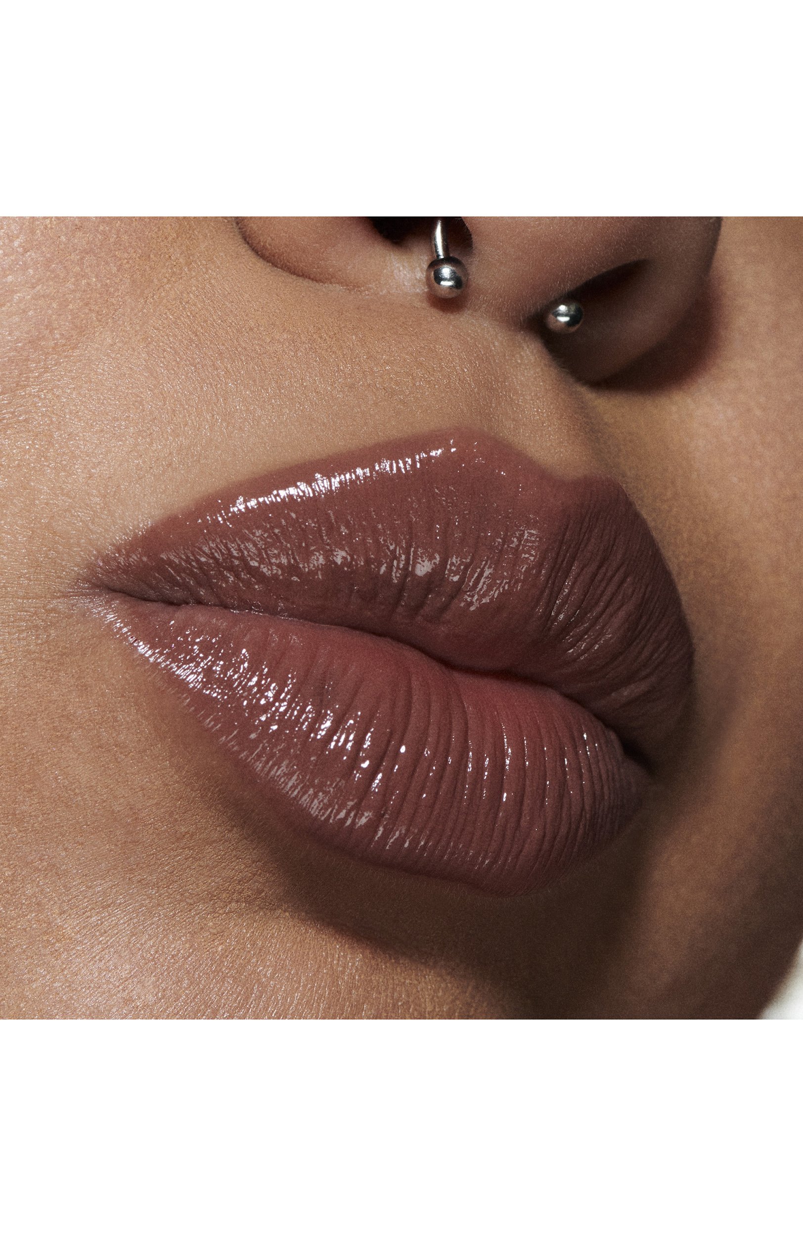 Губная помада lustreglass sheer-shine lipstick, оттенок signature move (3,5g) MAC цвета по цене 3390 руб., арт. SB48-26, фото 4 Губная помада lustreglass sheer-shine lipstick, оттенок signature move (3,5g) MAC, арт. SB48-26, фото 4