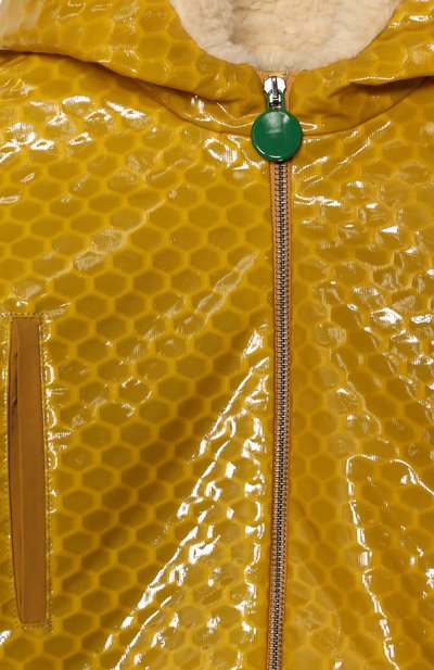 Пальто с капюшоном MUMOFSIX желтого цвета по цене 16000 руб., арт. MOS20WCO_08, фото 3 Пальто с капюшоном MUMOFSIX, арт. MOS20WCO_08, фото 3