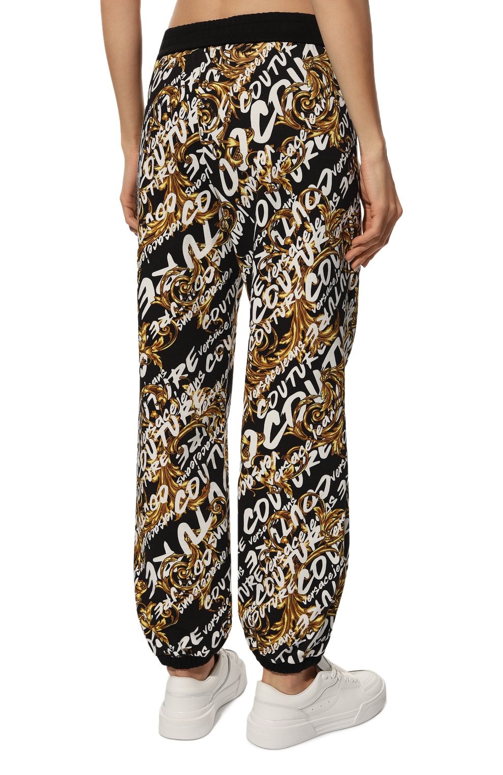 Хлопковые джоггеры VERSACE JEANS COUTURE черно-белого цвета по цене 44650 руб., арт. 73HAA320-73DP320 FELPA GARZATA PR./FS048, фото 4 Хлопковые джоггеры VERSACE JEANS COUTURE, арт. 73HAA320-73DP320 FELPA GARZATA PR./FS048, фото 4