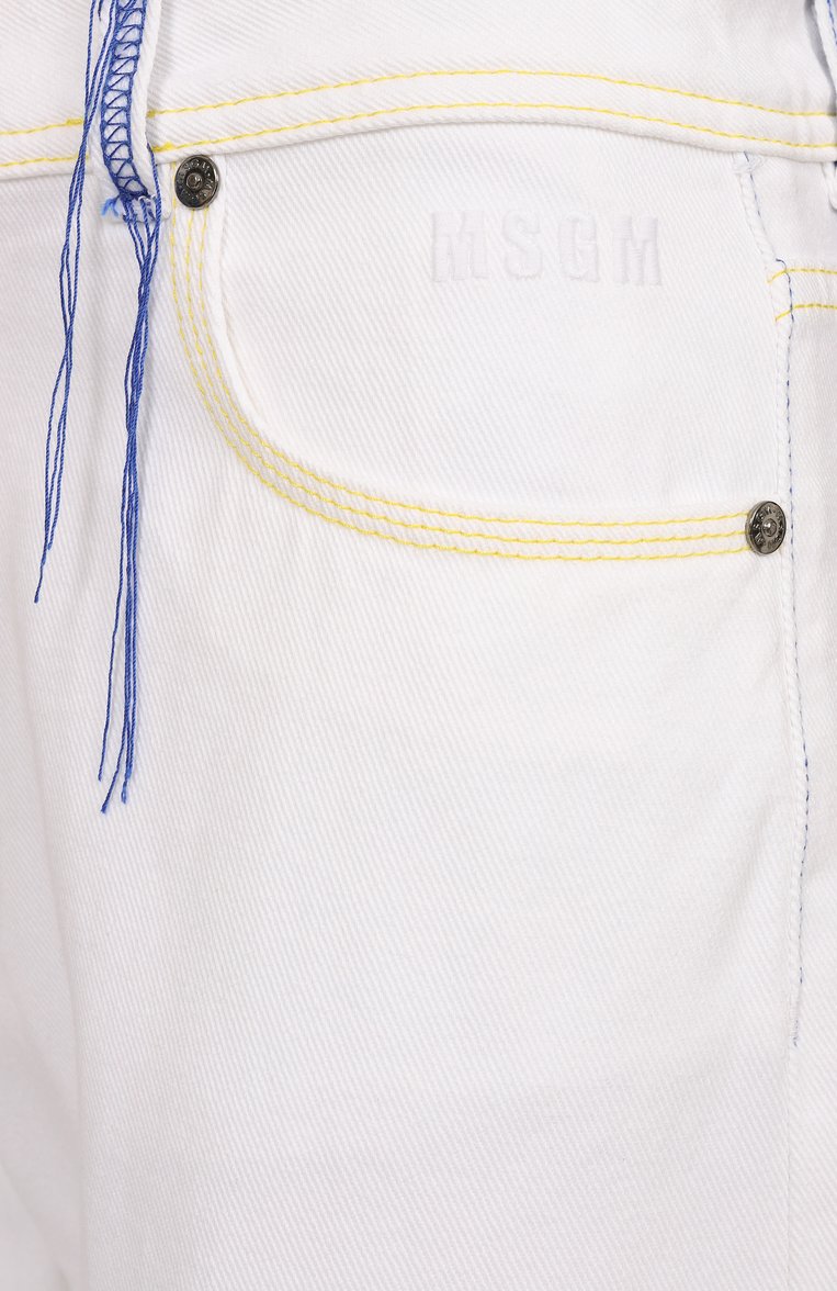 Женские джинсы MSGM белого цвета, арт. 3842MDP230/257241 | Фото 6 (Автоматизация состава: Проставлено; Материал внешний: Хлопок, Деним; Длина (брюки, джинсы): Стандартные; Автоматизация ТО: Проставлено; Силуэт Ж (брюки и джинсы): Прямые; Кросс-КТ: костюм, Деним; Детали: Декор; Стили: Кэжуэл)