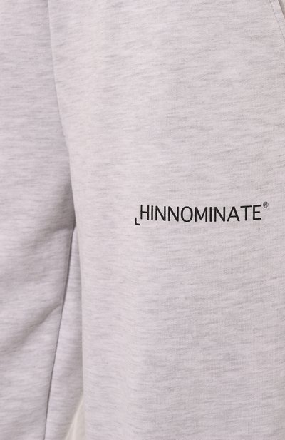 Хлопковые джоггеры HINNOMINATE светло-серого цвета по цене 14900 руб., арт. HDS3/HNW568, фото 5 Хлопковые джоггеры HINNOMINATE, арт. HDS3/HNW568, фото 5