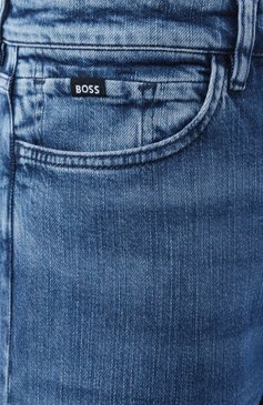 Мужские джинсы BOSS синего цвета, арт. 50533160 | Фото 6 (Длина (брюки, джинсы): Стандартные; Материал сплава: Проставлено; Драгоценные камни: Проставлено; Силуэт М (брюки): Прямые; Детали: Делаве; Материал внешний: Деним, Хлопок; Кросс-КТ: Деним; Стили: Повседневный)
