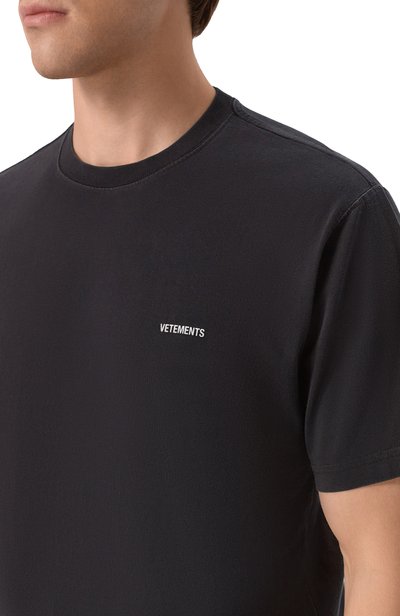 Хлопковая футболка VETEMENTS черного цвета по цене 63200 руб., арт. MH27TR161B, фото 5 Хлопковая футболка VETEMENTS, арт. MH27TR161B, фото 5