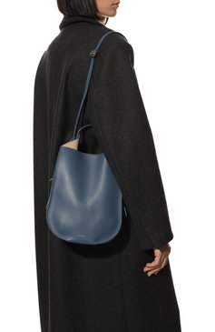 Женская сумка helene REE PROJECTS голубого цвета, арт. AW22/HEMISC1 | Фото 2 (Сумки-технические: Сумки top-handle; Ремень/цепочка: На ремешке; Размер: medium; Материал: Натуральная кожа; Драгоценные камни: Проставлено; Материал сплава: Проставлено)