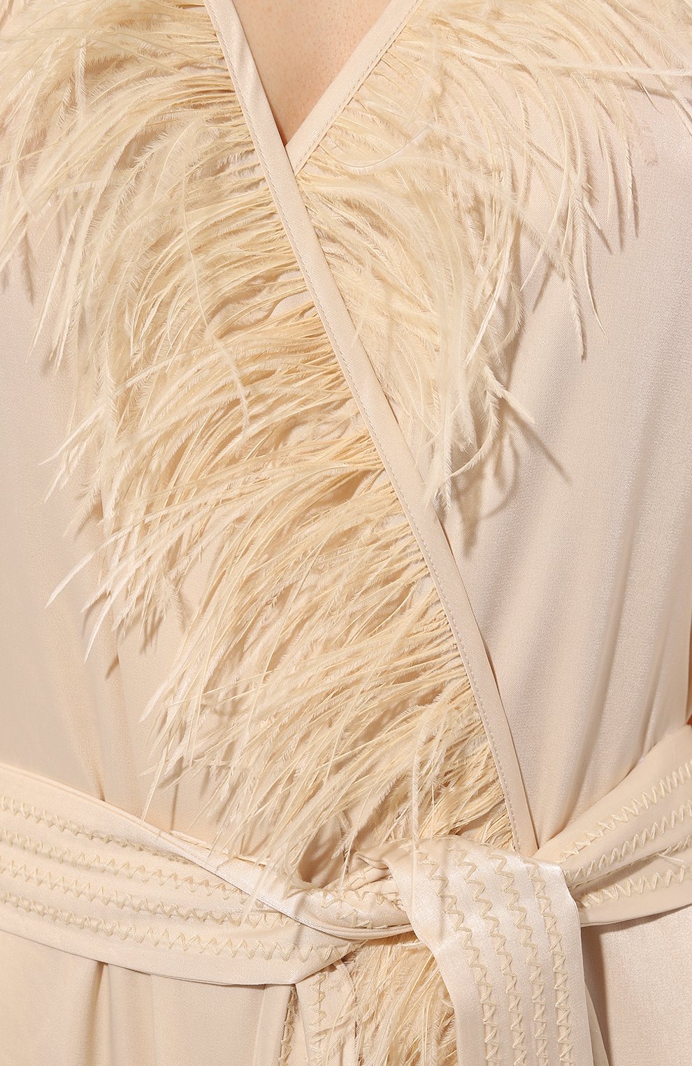 Халат с отделкой перьями LOVE STORIES светло-бежевого цвета по цене 24400 руб., арт. L2413801-180, фото 5 Халат с отделкой перьями LOVE STORIES, арт. L2413801-180, фото 5
