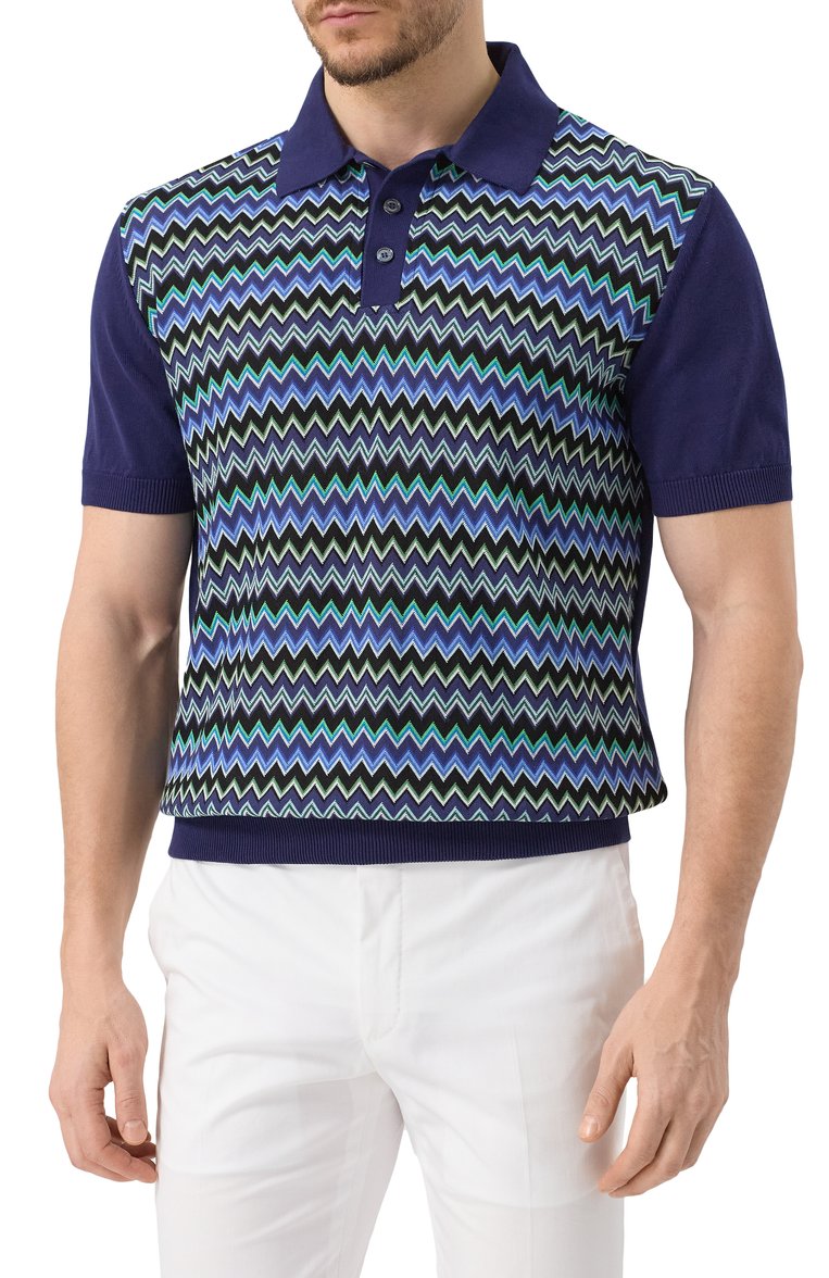 Мужское хлопковое поло MISSONI синего цвета, арт. US25S20L/BK040U | Фото 3 (Длина (для топов): Стандартные; Драгоценные камни: Проставлено; Материал сплава: Проставлено; Рукава: Короткие; Кросс-КТ: Трикотаж; Застежка: Пуговицы; Принт: С принтом; Стили: Кэжуэл; Материал внешний: Хлопок)