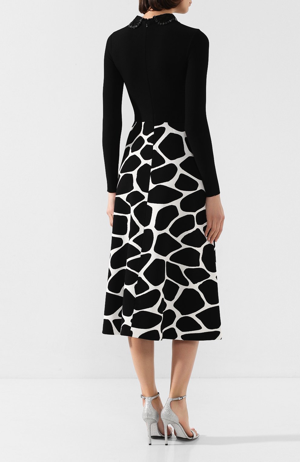 Платье из вискозы VALENTINO черного цвета по цене 399500 руб., арт. TB3KDA5857W, фото 4 Платье из вискозы VALENTINO, арт. TB3KDA5857W, фото 4