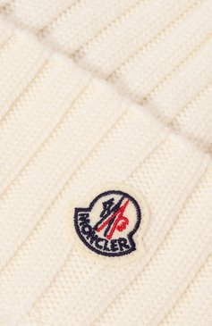 Женская шерстяная шапка MONCLER кремвого цвета, арт. 3B000-36-A9327 | Фото 4 (Материал: Текстиль, Шерсть; Материал сплава: Проставлено; Нос: Не проставлено)