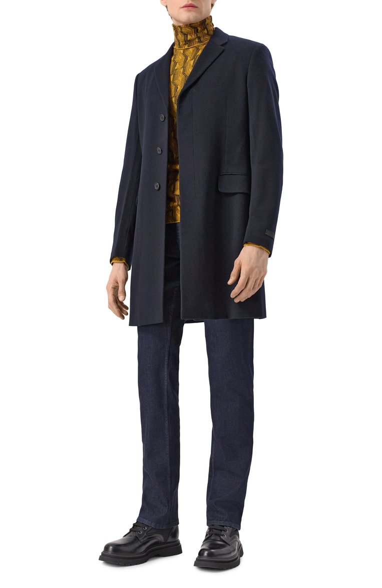 Мужские джинсы PRADA темно-синего цвета, арт. GEP178-1W41-F0008-221 | Фото 2 (Кросс-КТ: Деним; Длина (брюки, джинсы): Стандартные; Материал внешний: Деним, Хлопок; Стили: Кэжуэл, Классический; Силуэт М (брюки): Прямые; Автоматизация состава: Проставлено; Детали: Без декора; Автоматизация ТО: Проставлено)