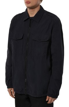 Мужская куртка STONE ISLAND синего цвета, арт. 731511303 | Фото 3 (Драгоценные камни: Проставлено; Материал внешний: Синтетический материал; Материал сплава: Проставлено; Материал подклада: Синтетический материал; Рукава: Длинные; Принт: Однотонные; Случай: Повседневный; Манжеты: На кнопках; Стили: Кэжуэл; Воротник: Кент; Длина (верхняя одежда): Короткие; Кросс-КТ: Легкая куртка, Ветровка)