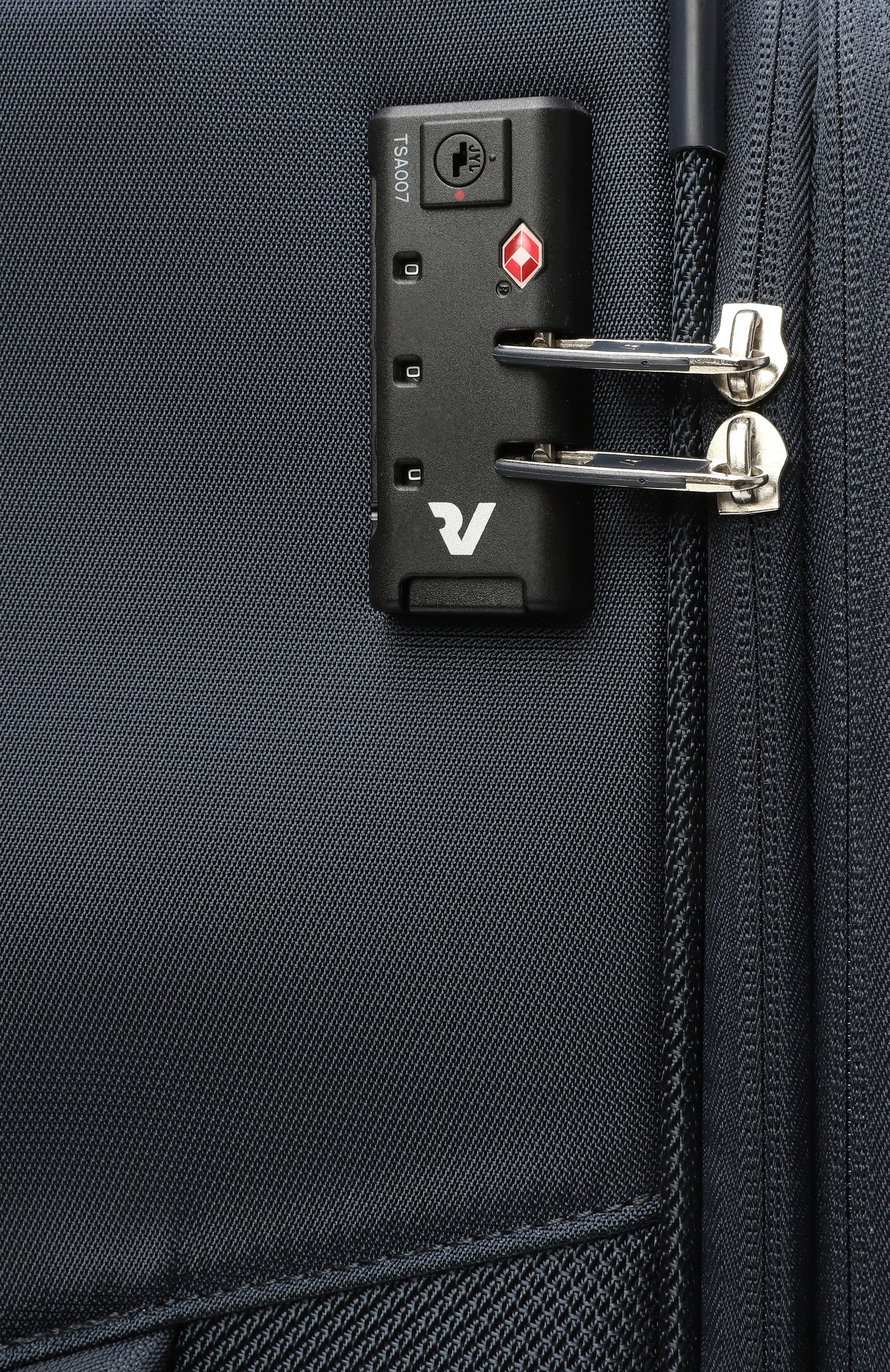 Чемодан joy large RONCATO темно-синего цвета по цене 23500 руб., арт. 416211-23, фото 2 Чемодан joy large RONCATO, арт. 416211-23, фото 2