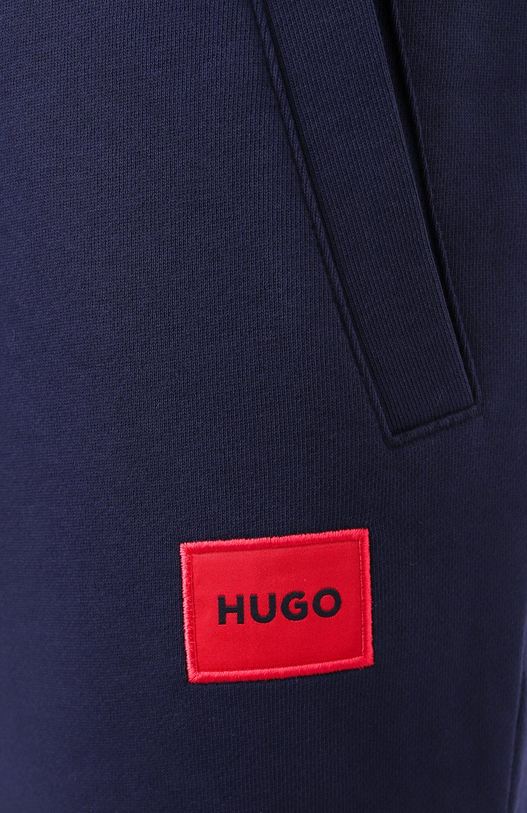 Мужские хлопковые джоггеры HUGO темно-синего цвета, арт. 50447963 | Фото 6 (Материал внешний: Хлопок; Длина (брюки, джинсы): Стандартные; Материал сплава: Проставлено; Драгоценные камни: Проставлено; Силуэт М (брюки): Джоггеры; Стили: Спорт-шик)
