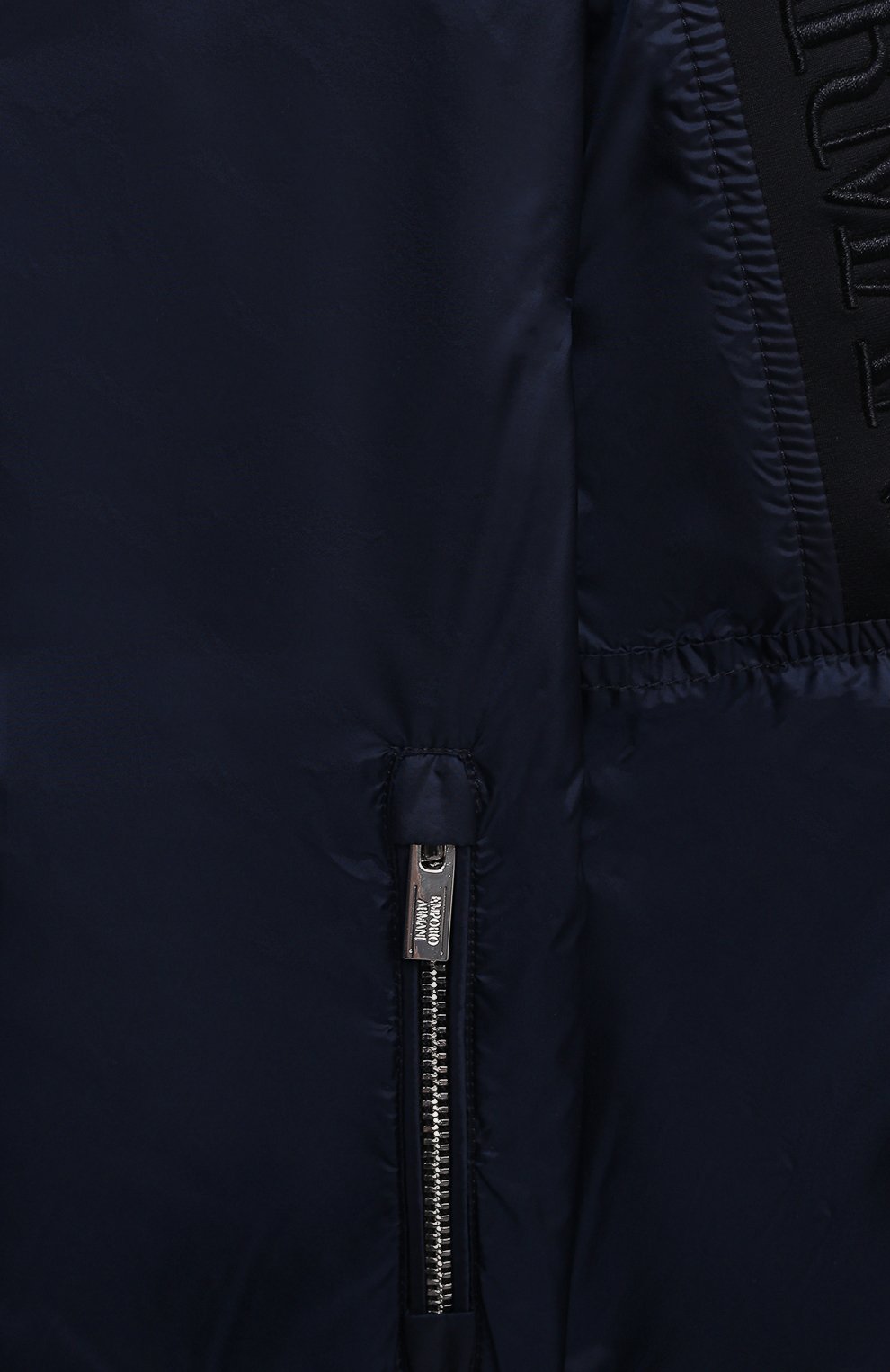 Ветровка с капюшоном EMPORIO ARMANI темно-синего цвета по цене 31100 руб., арт. 3K4BT5/1NLYZ, фото 3 Ветровка с капюшоном EMPORIO ARMANI, арт. 3K4BT5/1NLYZ, фото 3