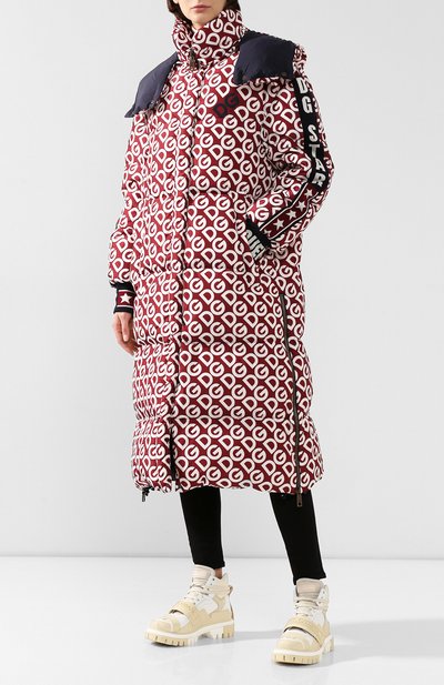 Пуховик DOLCE & GABBANA бордового цвета по цене 354000 руб., арт. F9G19T/HSMG1, фото 2 Пуховик DOLCE & GABBANA, арт. F9G19T/HSMG1, фото 2