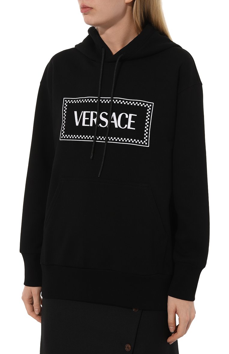 Женский хлопковое худи VERSACE черного цвета, арт. 1011922/1A08672 | Фото 3 (Материал внешний: Хлопок; Длина (для топов): Стандартные; Рукава: Длинные; Стили: С�порт-шик; Женское Кросс-КТ: Худи-одежда; Автоматизация ТО: Проставлено; Автоматизация состава: Проставлено)
