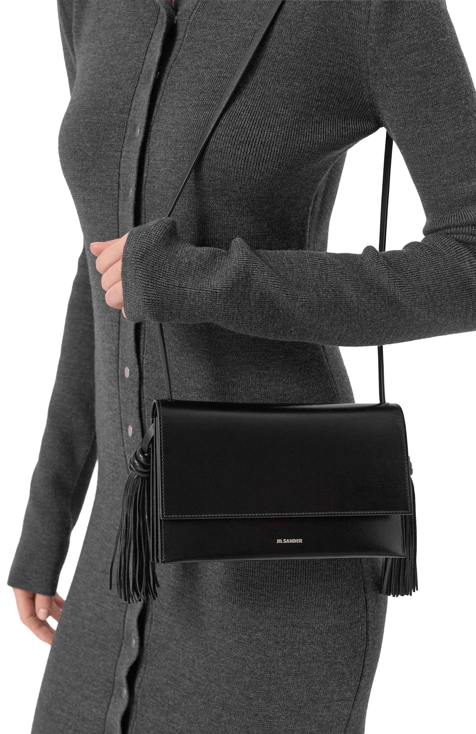 Сумка tassel JIL SANDER черного цвета по цене 130500 руб., арт. J07VL0045/P8592, фото 2 Сумка tassel JIL SANDER, арт. J07VL0045/P8592, фото 2