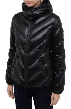 Женский пуховик MONCLER черного цвета, арт. F2-093-1B512-00-C0064 | Фото 4 (Материал подклада: Синтетический материал; Материал внешний: Синтетический материал; Материал утеплителя: Пух и перо; Стили: Кэжуэл; Рукава: Длинные; Длина (верхняя одежда): Короткие; Кросс-КТ: Пуховик; Материал сплава: Проставлено; Драгоценные камни: Проставлено)