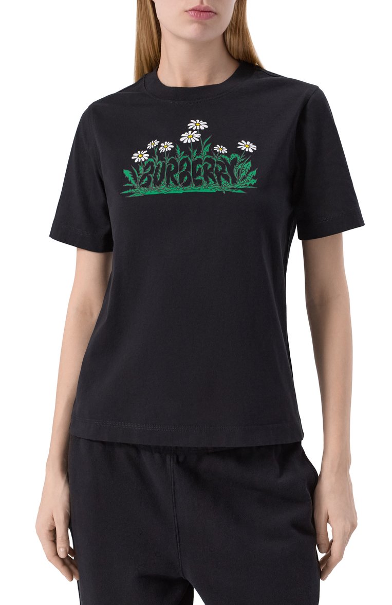 Женская хлопковая футболка BURBERRY черного цвета, арт. 8102403 | Фото 3 (Драгоценные камни: Проставлено; Длина (для топов): Стандартные; Материал сплава: Проставлено; Рукава: Короткие; Стили: Кэжуэл; Принт: С принтом; Материал внешний: Хлопок)