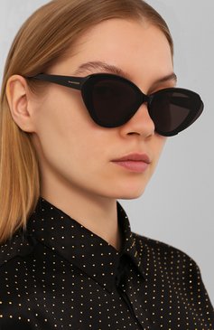 Женские солнцезащитные очки ALEXANDER MCQUEEN черного цвета, арт. AM0249S-001 | Фото 2 (Тип очков: С/з; Материал: Пластик; Региональные ограничения белый список (Axapta Mercury): Не проставлено; Нос: Не проставлено; Очки форма: Cat-eye; Оптика Гендер: оптика-женское)