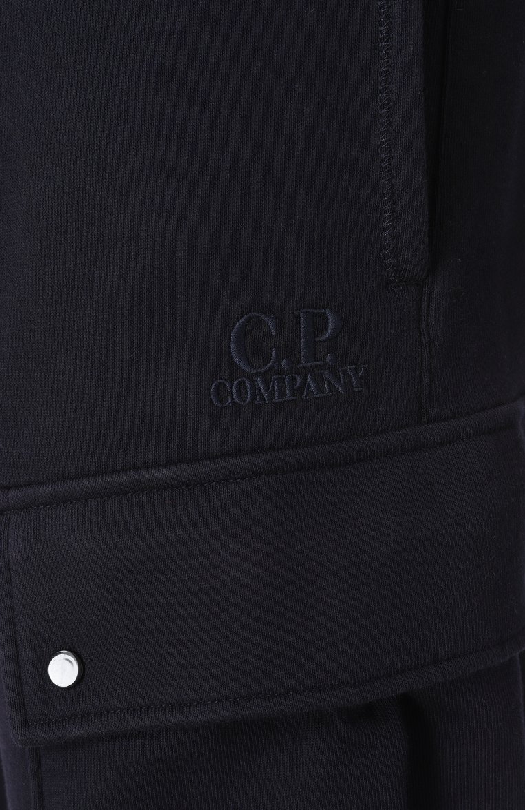Мужские хлопковые брюки-карго C.P. COMPANY темно-синего цвета, арт. 18CMSP045A005086W | Фото 6 (Драгоценные камни: Проставлено; Материал сплава: Проставлено; Материал внешний: Хлопок; Длина (брюки, джинсы): Стандартные; Стили: Кэжуэл; Случай: Повседневный; Силуэт М (брюки): Карго)