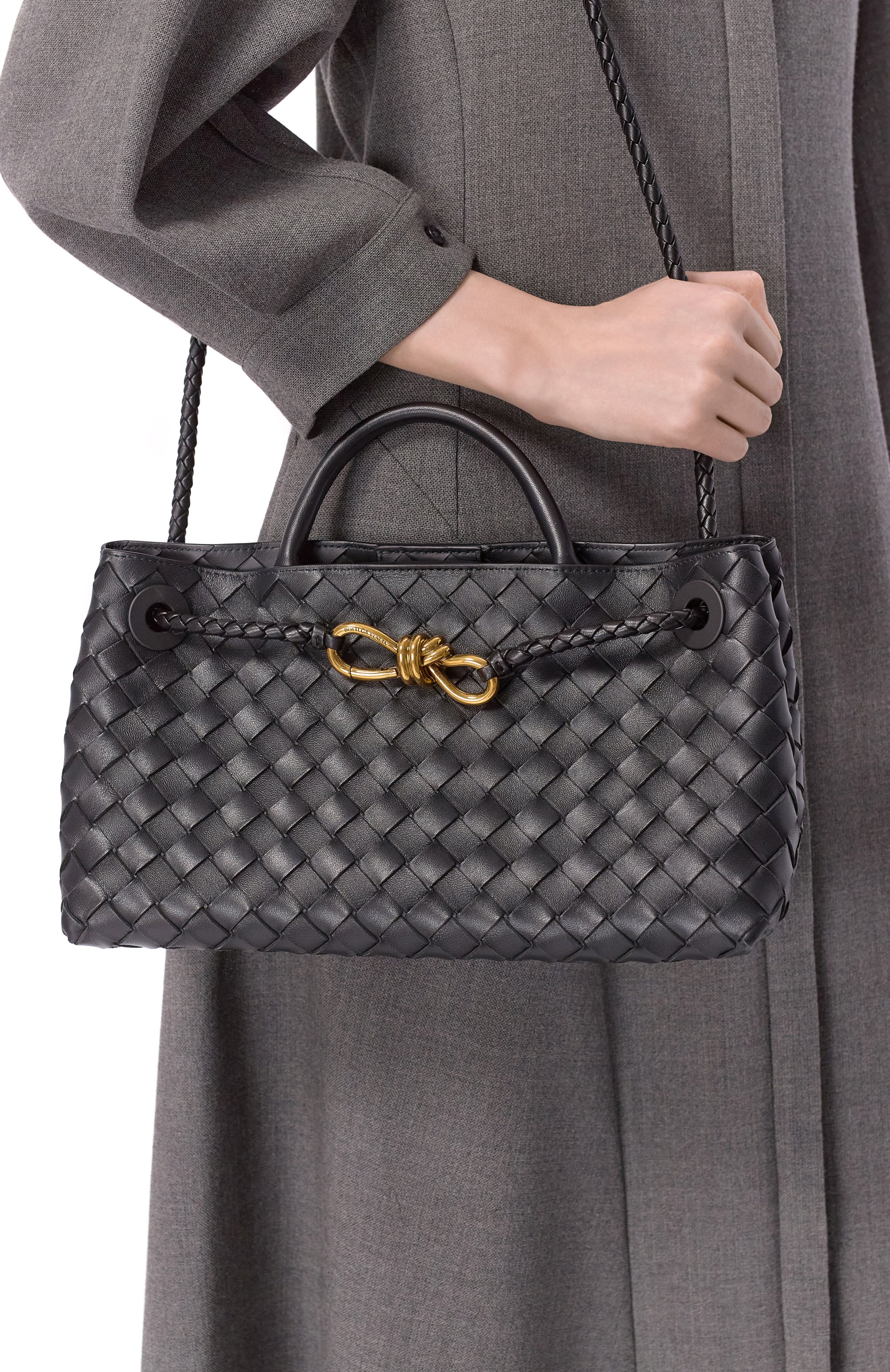 Сумка andiamo east-west BOTTEGA VENETA черного цвета по цене 564500 руб., арт. 766010/VCPP1, фото 2 Сумка andiamo east-west BOTTEGA VENETA, арт. 766010/VCPP1, фото 2