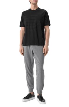 Мужская хлопковая футболка EMPORIO ARMANI черного цвета, арт. EM000943/AF10762 | Фото 2 (Материал внешний: Хлопок; Материал сплава: Проставлено; Драгоценные камни: Проставлено; Рукава: Короткие; Длина (для топов): Стандартные; Стили: Кэжуэл; Принт: Без принта; Кросс-КТ: Джерси; М�ужское Кросс-КТ: Футболка-одежда)