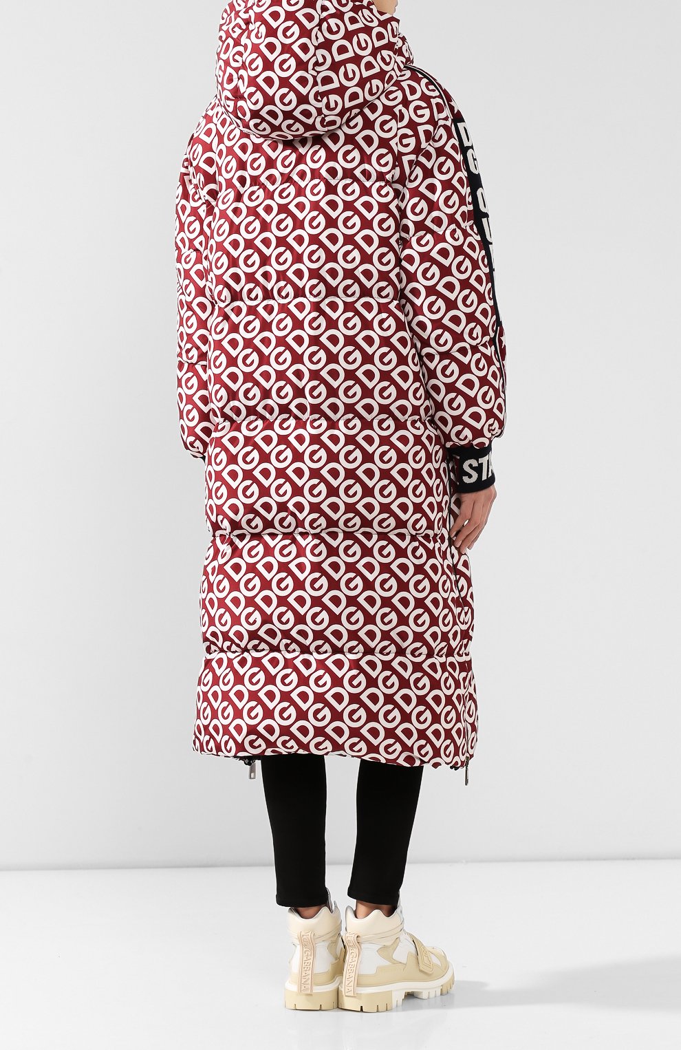 Пуховик DOLCE & GABBANA бордового цвета по цене 354000 руб., арт. F9G19T/HSMG1, фото 4 Пуховик DOLCE & GABBANA, арт. F9G19T/HSMG1, фото 4