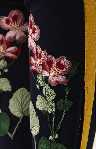 Укороченные хлопковые брюки-скинни с вышивкой GUCCI синего цвета по цене 98550 руб., арт. 500827/ZKK40, фото 5 Укороченные хлопковые брюки-скинни с вышивкой GUCCI, арт. 500827/ZKK40, фото 5