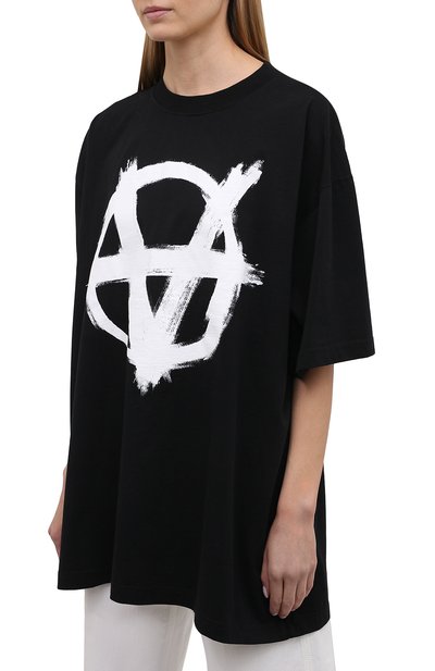Хлопковая футболка VETEMENTS черного цвета по цене 58900 руб., арт. UA52TR490W 1602/W, фото 3 Хлопковая футболка VETEMENTS, арт. UA52TR490W 1602/W, фото 3