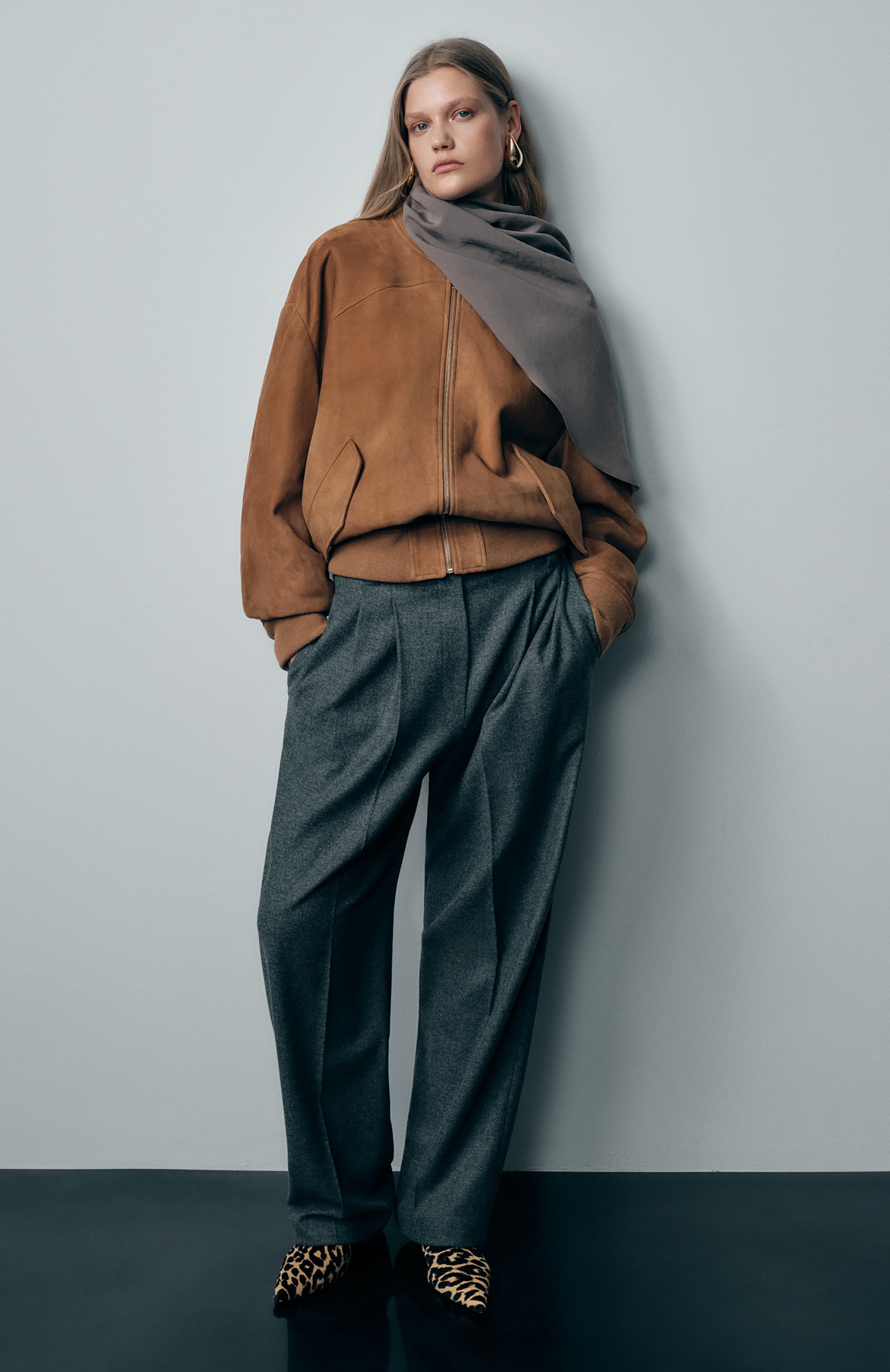 Замшевый бомбер MVST коричневого цвета по цене 482500 руб., арт. SUEDE LEATHER B0MBER, фото 6 Замшевый бомбер MVST, арт. SUEDE LEATHER B0MBER, фото 6