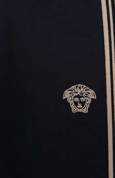 Детские хлопковые джоггеры VERSACE темно-синего цвета, арт. 1018290/1A11652/8A-14A | Фото 3 (Нос: Не проставлено; Материал внешний: Хлопок; Мальчики Кросс-КТ: Брюки-спорт, Джоггеры-одежда; Автоматизация состава: Проставлено; Ростовка одежда: 8 лет | 128 см, 12 лет | 152 см, 16 лет | 164 см, 10 - 11 лет | 140 - 146см)