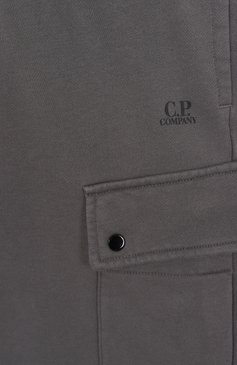 Детские хлопковые брюки-карго C.P. COMPANY серого цвета, арт. CUP00P/LCA69/10-14 | Фото 3 (Материал внешний: Хлопок; Нос: Не проставлено; Случай: Повседневный; Ростовка одежда: 10 - 11 лет | 140 - 146см, 13 - 15 лет | 158 см, 16 лет | 164 см)