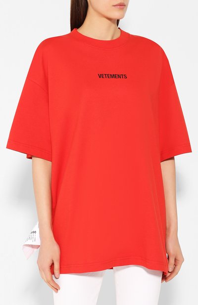 Хлопковая футболка VETEMENTS красного цвета по цене 16450 руб., арт. UAH20TR611/W, фото 3 Хлопковая футболка VETEMENTS, арт. UAH20TR611/W, фото 3