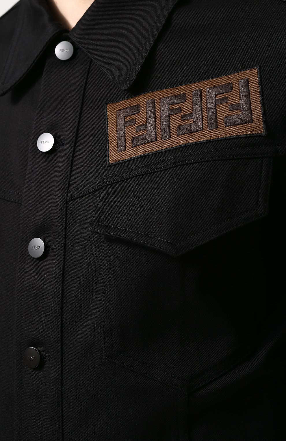 Джинсовая куртка с нашивкой FENDI черного цвета по цене 106900 руб., арт. FW0918 A1MT, фото 5 Джинсовая куртка с нашивкой FENDI, арт. FW0918 A1MT, фото 5