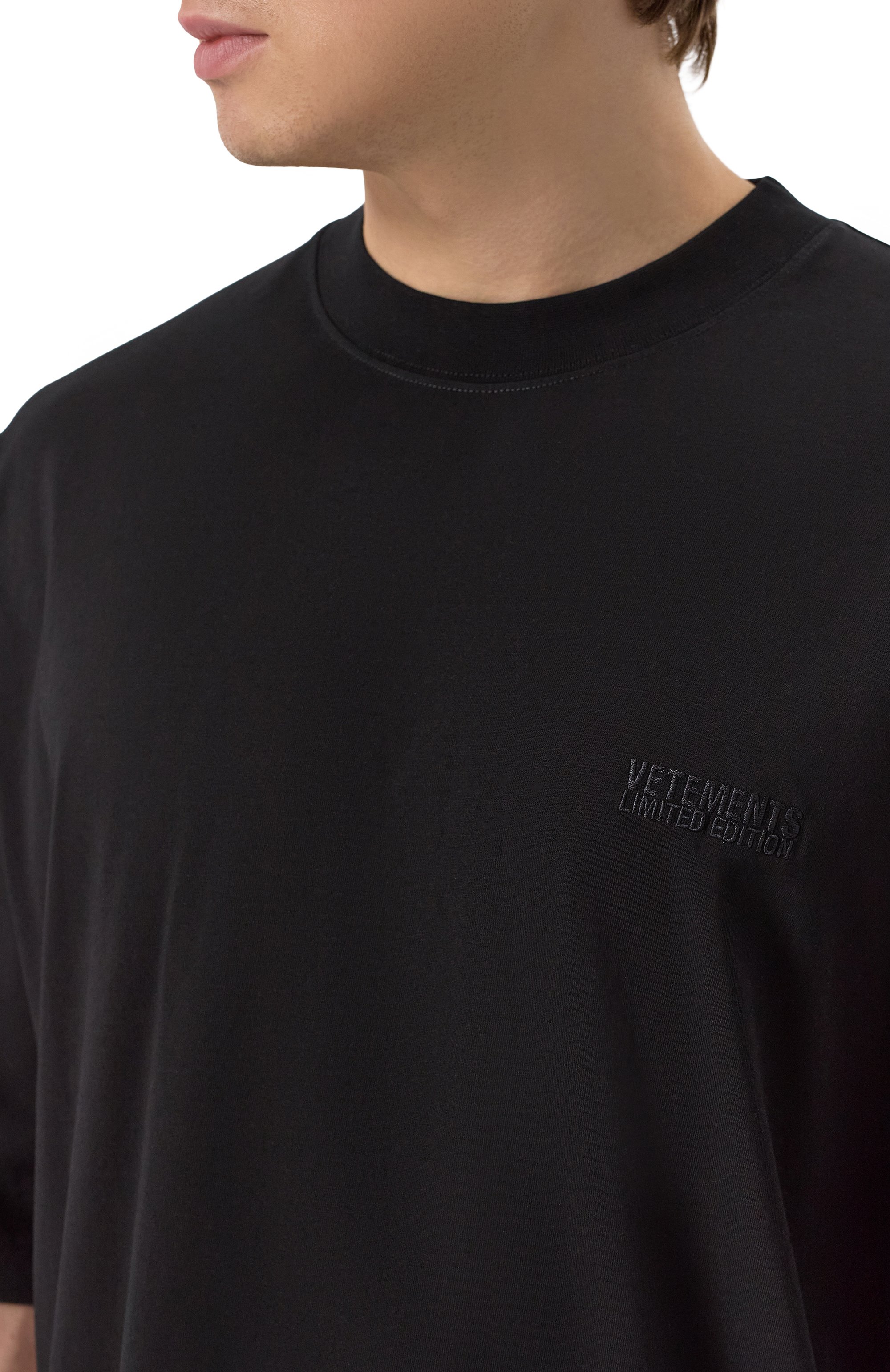 Хлопковая футболка VETEMENTS черного цвета по цене 47600 руб., арт. UA65TR100B, фото 8 Хлопковая футболка VETEMENTS, арт. UA65TR100B, фото 8