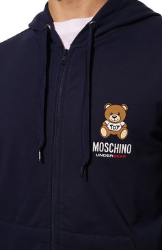 Мужской толстовка MOSCHINO темно-синего цвета, арт. A1722/8104 | Фото 5 (Рукава: Длинные; Кросс-КТ: домашняя одежда; Длина (для топов): Стандартные; Материал сплава: Проставлено; Материал внешний: Хлопок; Стили: Спорт-шик; Мужское Кросс-КТ: Толстовка-домашняя одежда; Драгоценные камни: Проставлено)