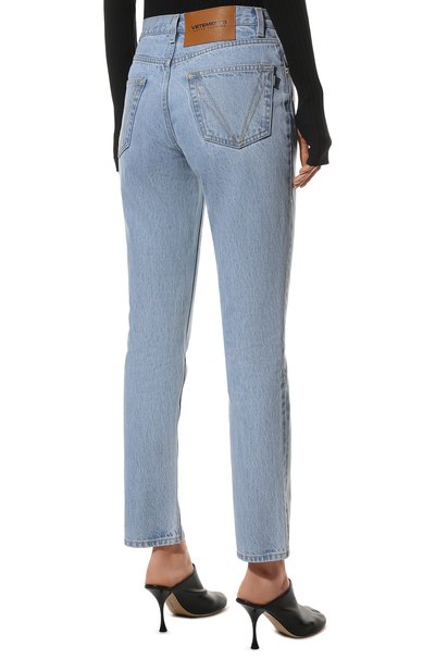 Джинсы VETEMENTS голубого цвета по цене 157000 руб., арт. WE52PA500N 2802/LIGHT BLUE, фото 4 Джинсы VETEMENTS, арт. WE52PA500N 2802/LIGHT BLUE, фото 4