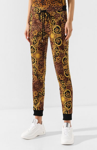 Джоггеры с принтом VERSACE JEANS COUTURE разноцветного цвета по цене 24650 руб., арт. A1HUA116-UDP310/S0594, фото 3 Джоггеры с принтом VERSACE JEANS COUTURE, арт. A1HUA116-UDP310/S0594, фото 3