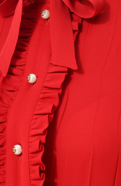 Однотонная шелковая блуза с воротником аскот GUCCI красного цвета по цене 87100 руб., арт. 524021/ZHS18, фото 5 Однотонная шелковая блуза с воротником аскот GUCCI, арт. 524021/ZHS18, фото 5