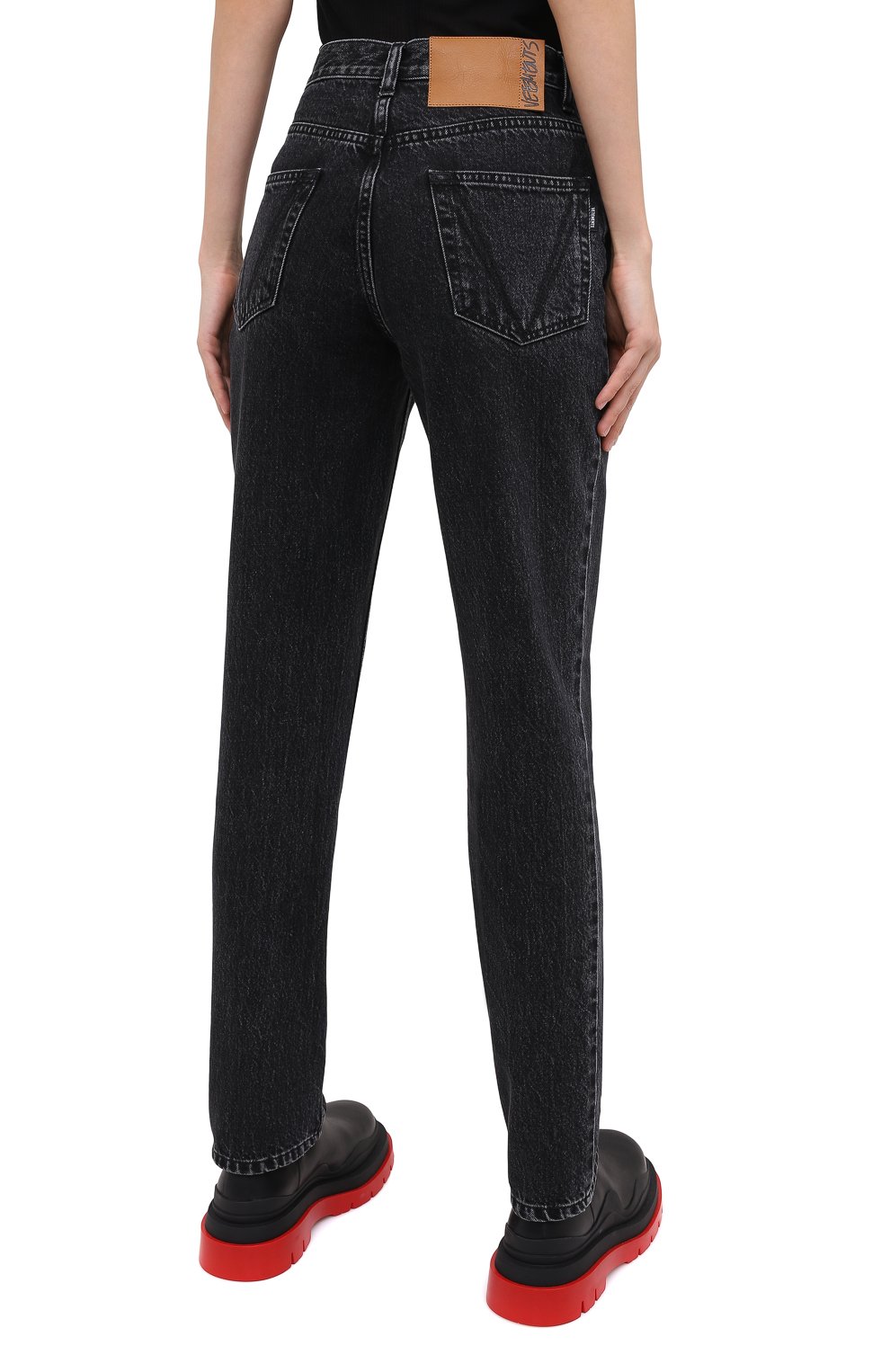 Джинсы VETEMENTS черного цвета по цене 96300 руб., арт. WAH21PA135 2802/WASHED BLACK, фото 5 Джинсы VETEMENTS, арт. WAH21PA135 2802/WASHED BLACK, фото 5