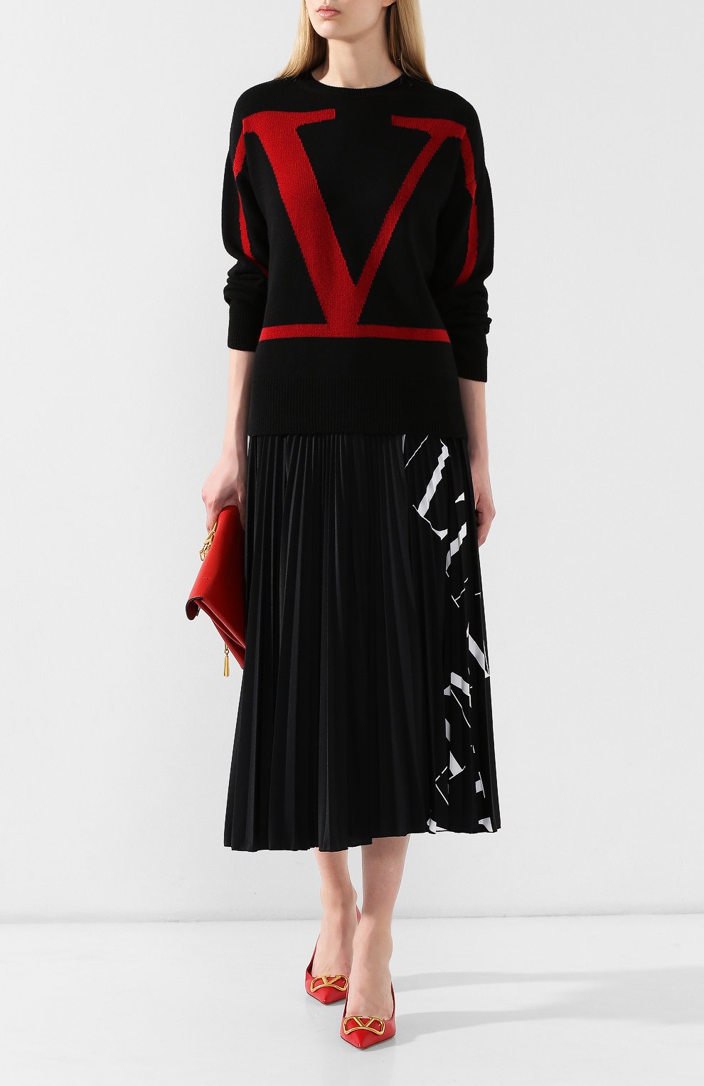 Кашемировый пуловер VALENTINO черного цвета по цене 209500 руб., арт. SB3KCA494U5, фото 2 Кашемировый пуловер VALENTINO, арт. SB3KCA494U5, фото 2