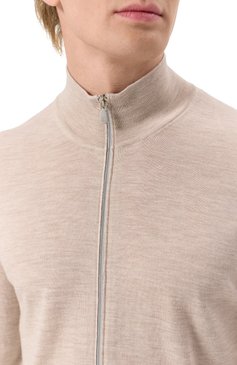Мужской кардиган из шерсти и кашемира BRUNELLO CUCINELLI бежевого цвета, арт. M2400B2006 | Фото 5 (Рукава: Длинные; Длина (для топов): Стандартные; Материал внешний: Шерсть; Мужское Кросс-КТ: Кардиган-одежда; Стили: Кэжуэл; Застежка: Молния)