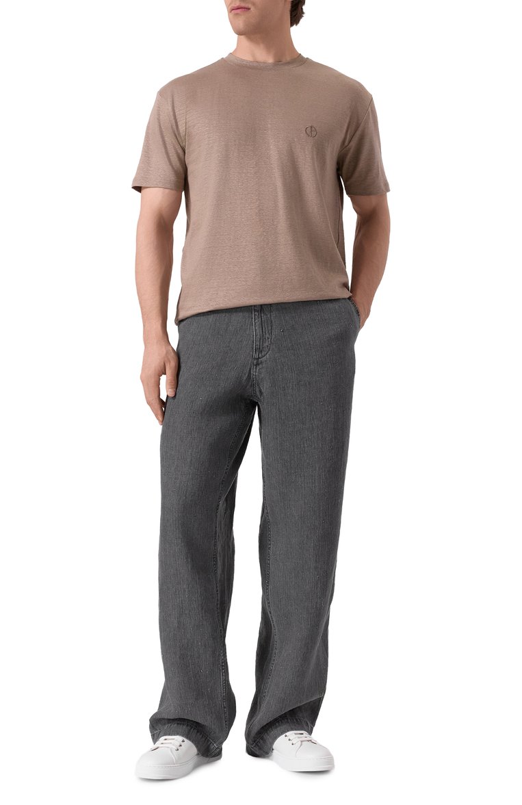 Мужская льняная футболка GIORGIO ARMANI коричневого цвета, арт. GM001099/TE13875 | Фото 2 (Рукава: Короткие; Длина (для топов): Стандартные; Автоматизация состава: Проставлено; Материал внешний: Лен; Автоматизация ТО: Проставлено; Детали: Декор; Принт: Без принта; Мужское Кросс-КТ: Футболка-одежда; Стили: Кэжуэл)
