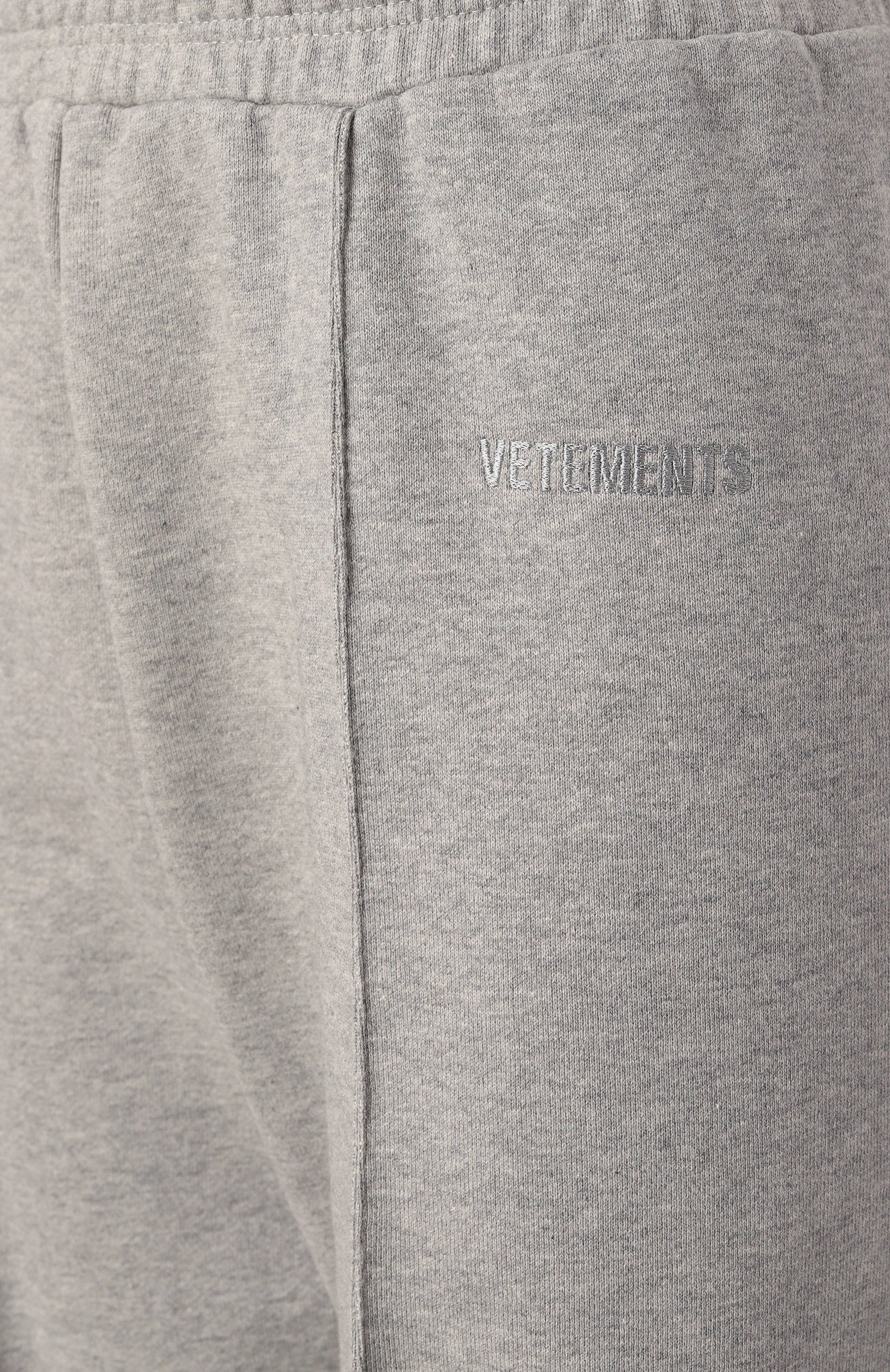 Хлопковые брюки VETEMENTS серого цвета по цене 93700 руб., арт. WA66SP610G, фото 6 Хлопковые брюки VETEMENTS, арт. WA66SP610G, фото 6