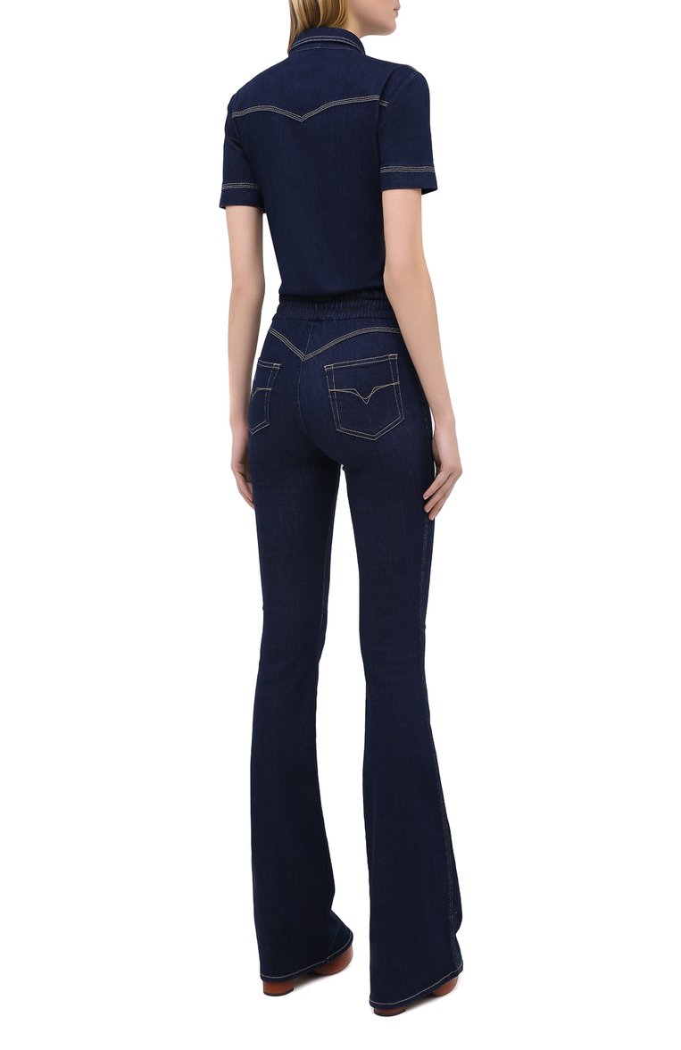 Женский джинсовый комбинезон VERSACE JEANS COUTURE синего цвета, арт. A7HZA12I-ZDP002 IC0N/APW54 | Фото 4 (Длина (брюки, джинсы): Удлиненные; Рукава: Короткие; Материал внешний: Хлопок, Деним; Случай: Повседневный; Стили: Кэжуэл; Кросс-КТ: Деним; Женское Кросс-КТ: Комбинезон-одежда)
