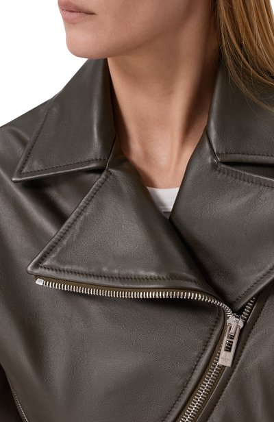 Кожаная куртка ALAIA хаки цвета по цене 799500 руб., арт. AA9V0313AAC228, фото 5 Кожаная куртка ALAIA, арт. AA9V0313AAC228, фото 5