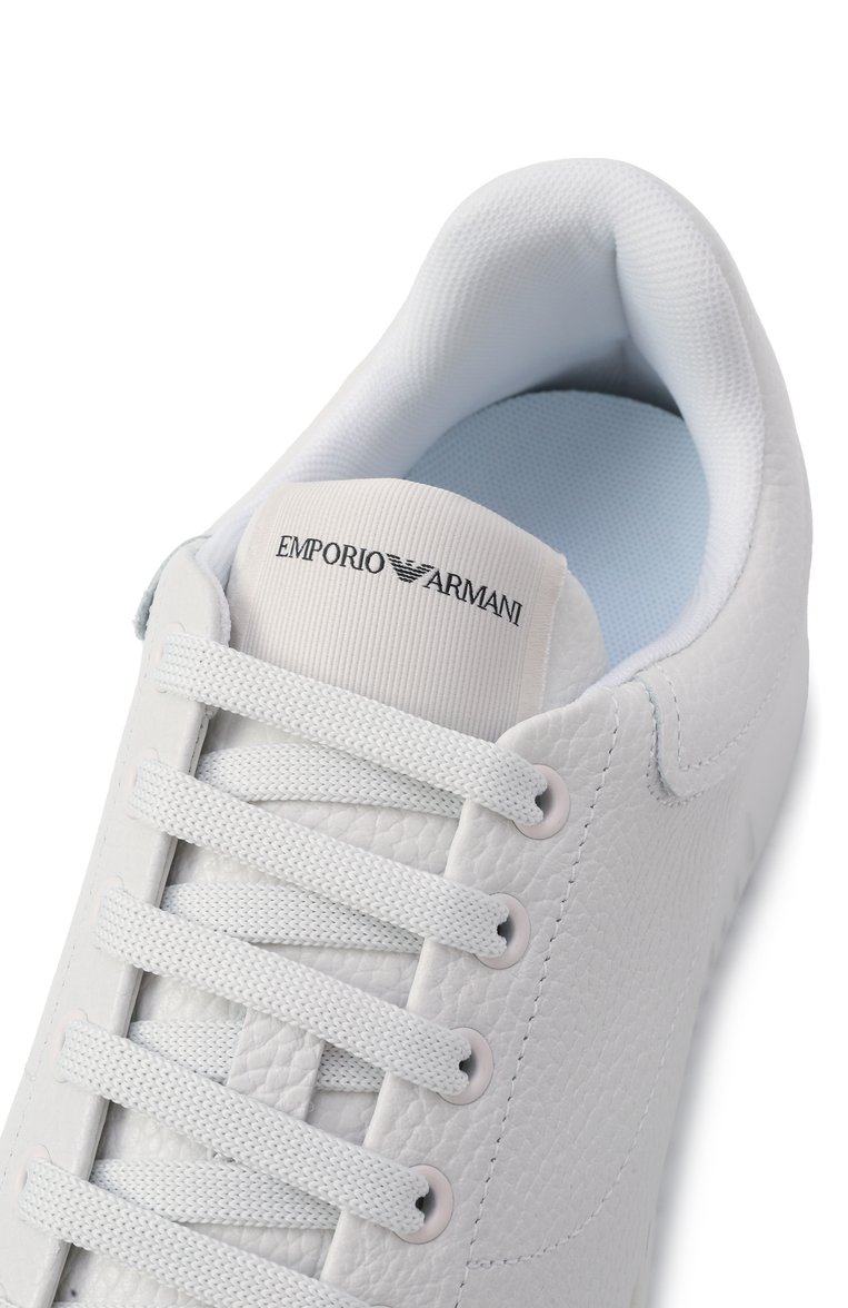 Мужские кожаные кеды EMPORIO ARMANI белого цвета, арт. X4X264/XF768 | Фото 7 (Драгоценные камни: Проставлено; Подошва: Массивная; Материал внутренний: Текстиль; Материал сплава: Проставлено; Стили: Классический; Материал внешний: Натуральная кожа; Кросс-КТ: Низкие)