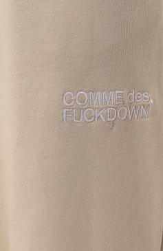 Женские хлопковые джоггеры COMME DES FUCKDOWN бежевого цвета, арт. CFABW00004 | Фото 5 (Длина (брюки, джинсы): Стандартные; Женское Кросс-КТ: Брюки-одежда, Джоггеры - брюки; Материал сплава: Проставлено; Материал внешний: Хлопок; Стили: Спорт-шик; Драгоценные камни: Проставлено)